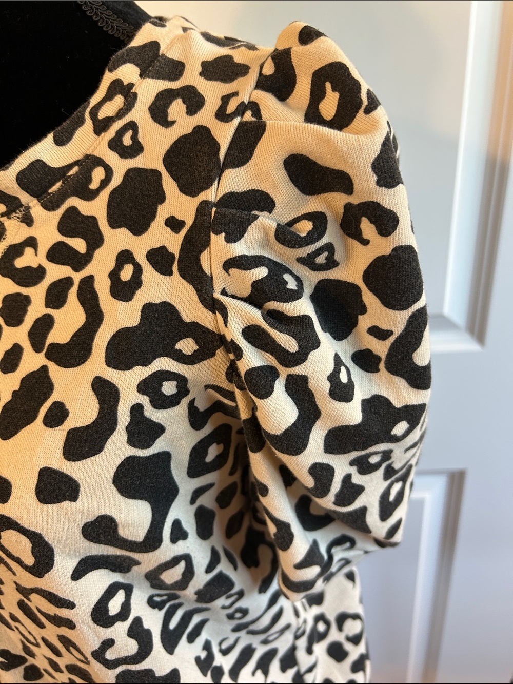 Who What Wear Beige and Black Leopard Puff-Sleeve Top - Picture 4 of 9